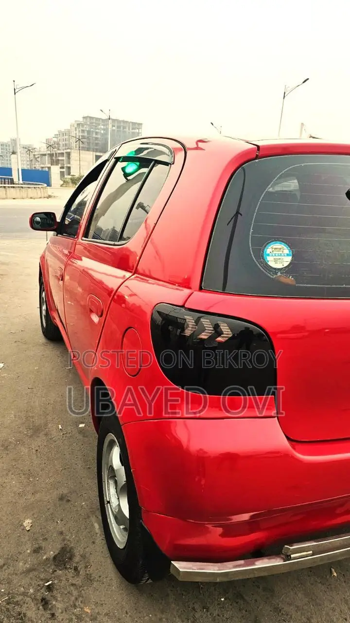 Toyota Vitz ২০০০ লাল