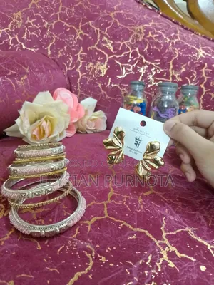 মডার্ন গোল্ডেন এবস্ট্রাক্ট পেটাল দুল | প্রিমিয়াম কোরিয়ান কালেকশন
