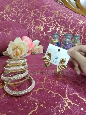 মডার্ন গোল্ডেন এবস্ট্রাক্ট পেটাল দুল | প্রিমিয়াম কোরিয়ান কালেকশন