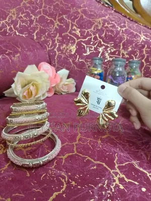 মডার্ন গোল্ডেন এবস্ট্রাক্ট পেটাল দুল | প্রিমিয়াম কোরিয়ান কালেকশন