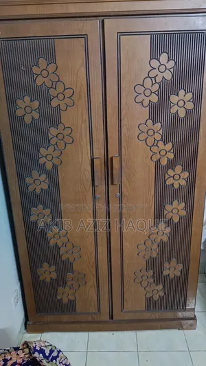 প্রায় নতুন আলমিরা