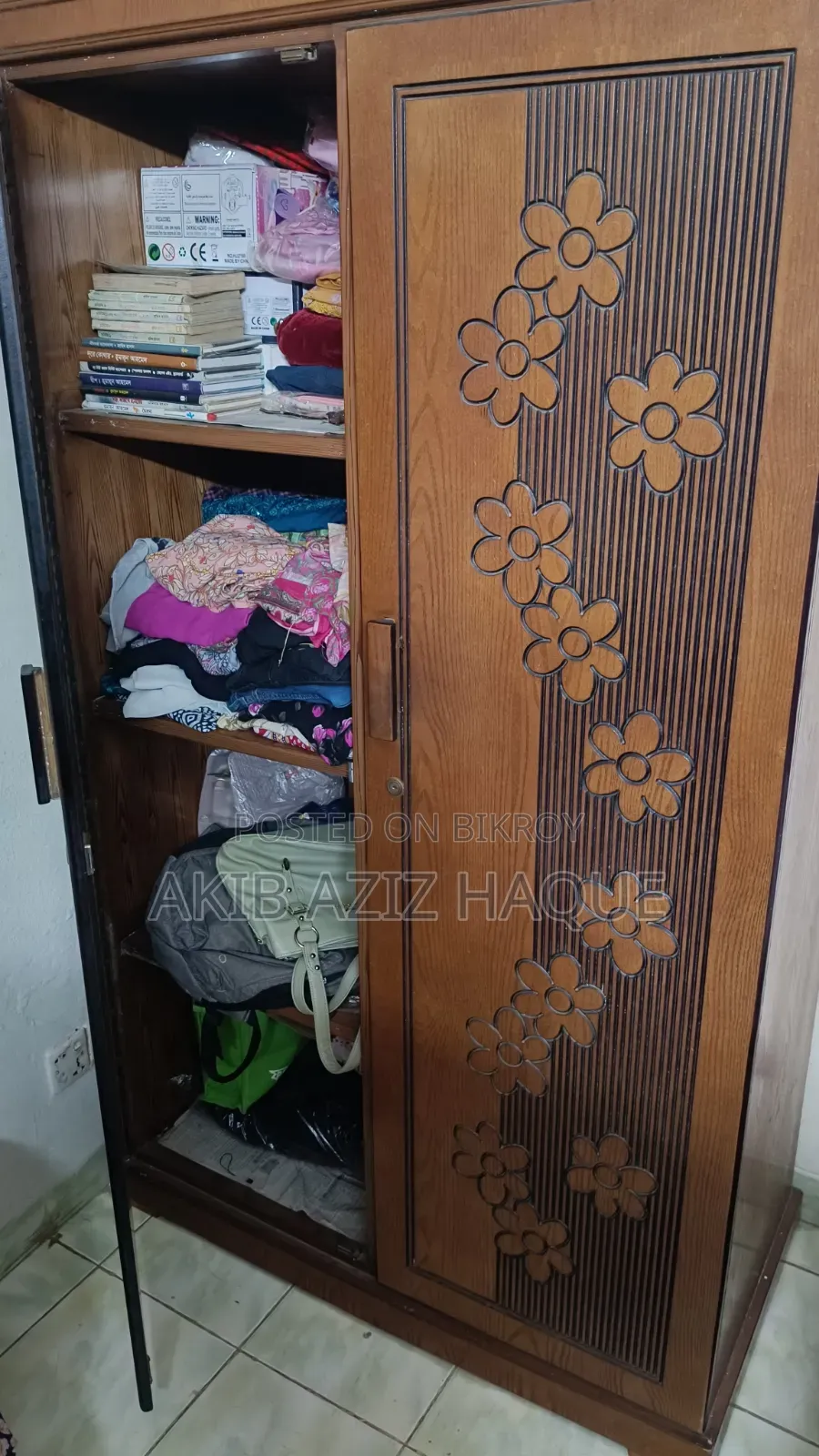 প্রায় নতুন আলমিরা