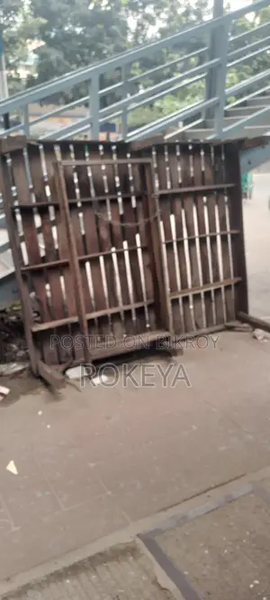 একটি চৌকি বিক্রি করা হবে