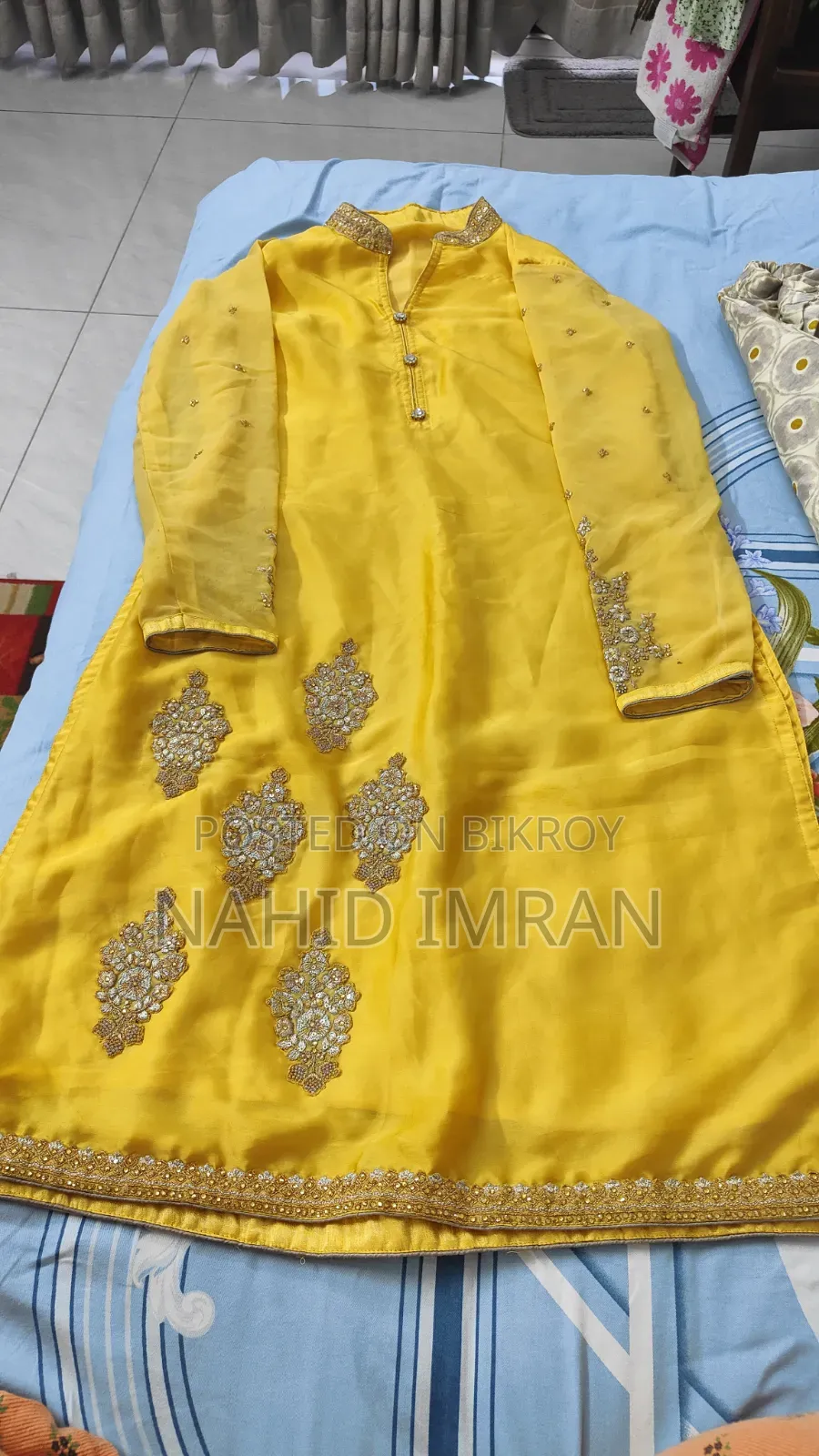 পোশাক বিক্রয়ের জন্য