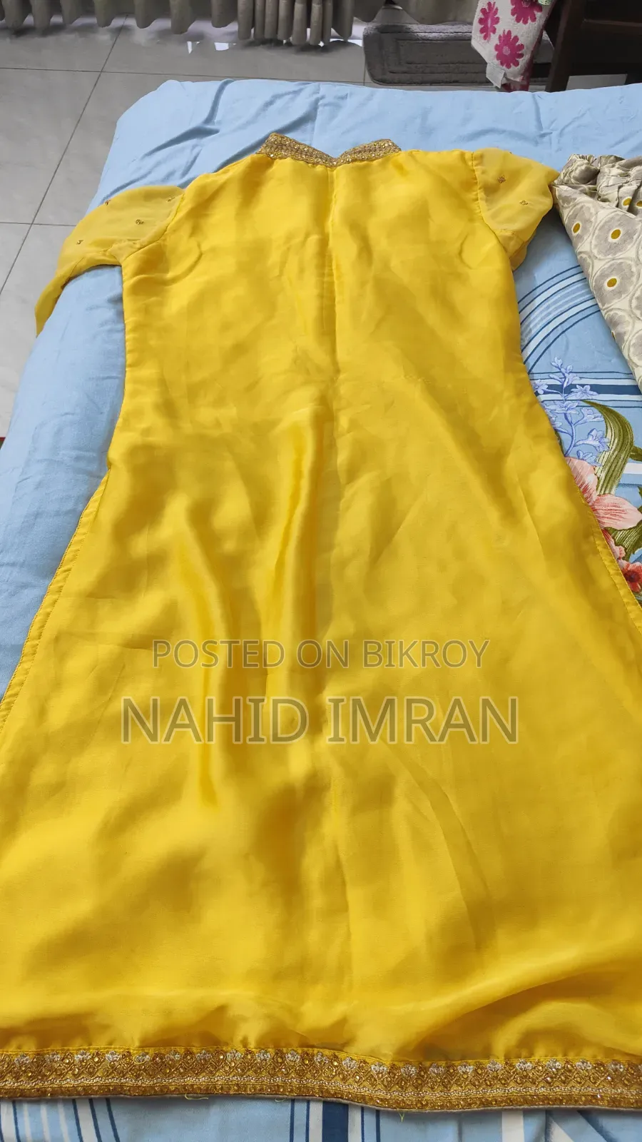 পোশাক বিক্রয়ের জন্য