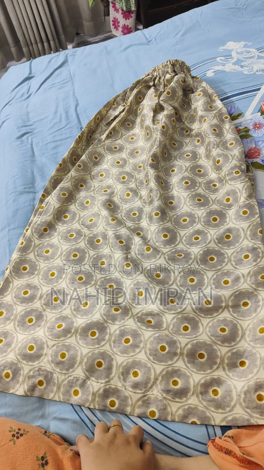 পোশাক বিক্রয়ের জন্য