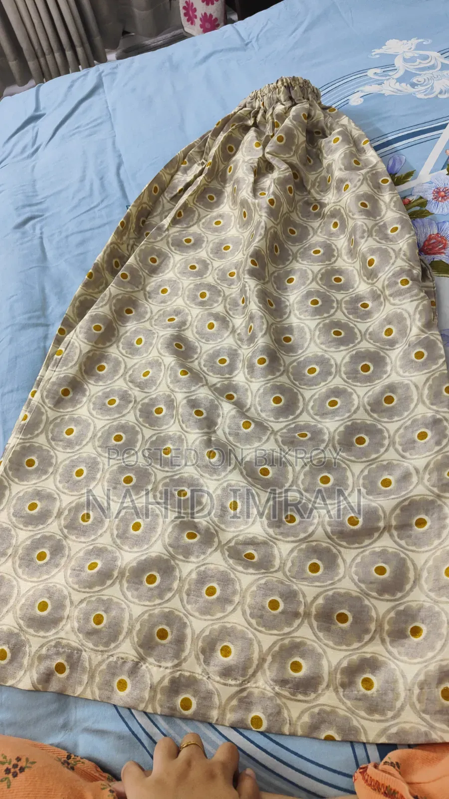 পোশাক বিক্রয়ের জন্য
