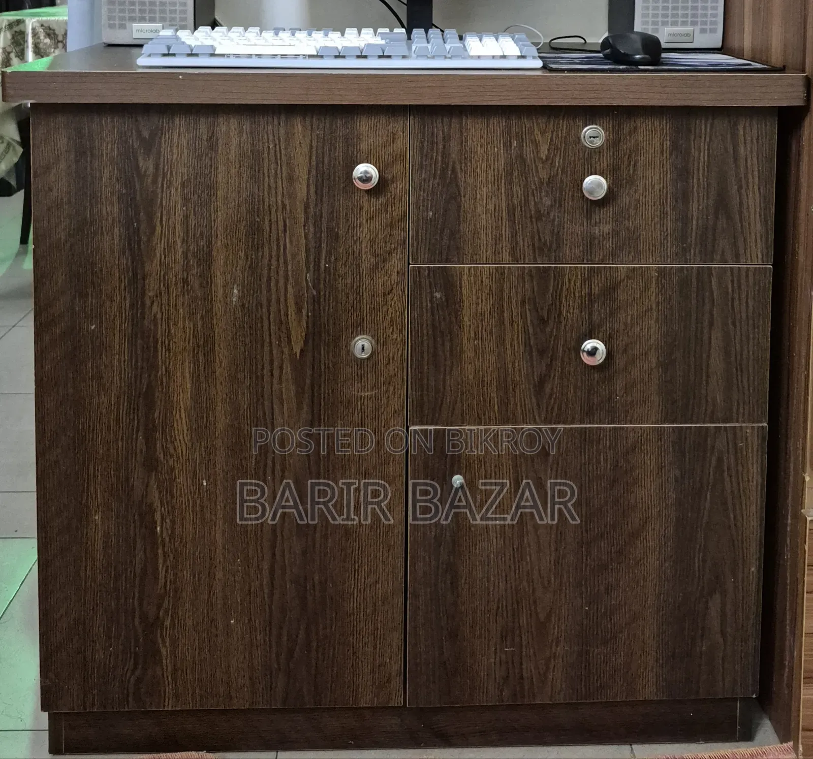অফিস টেবিল
