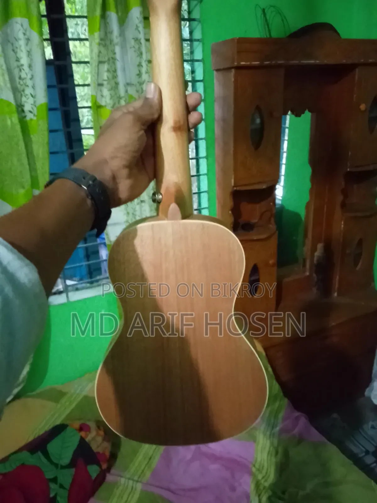 Ukulele. Those who want to take, please come to the inbox