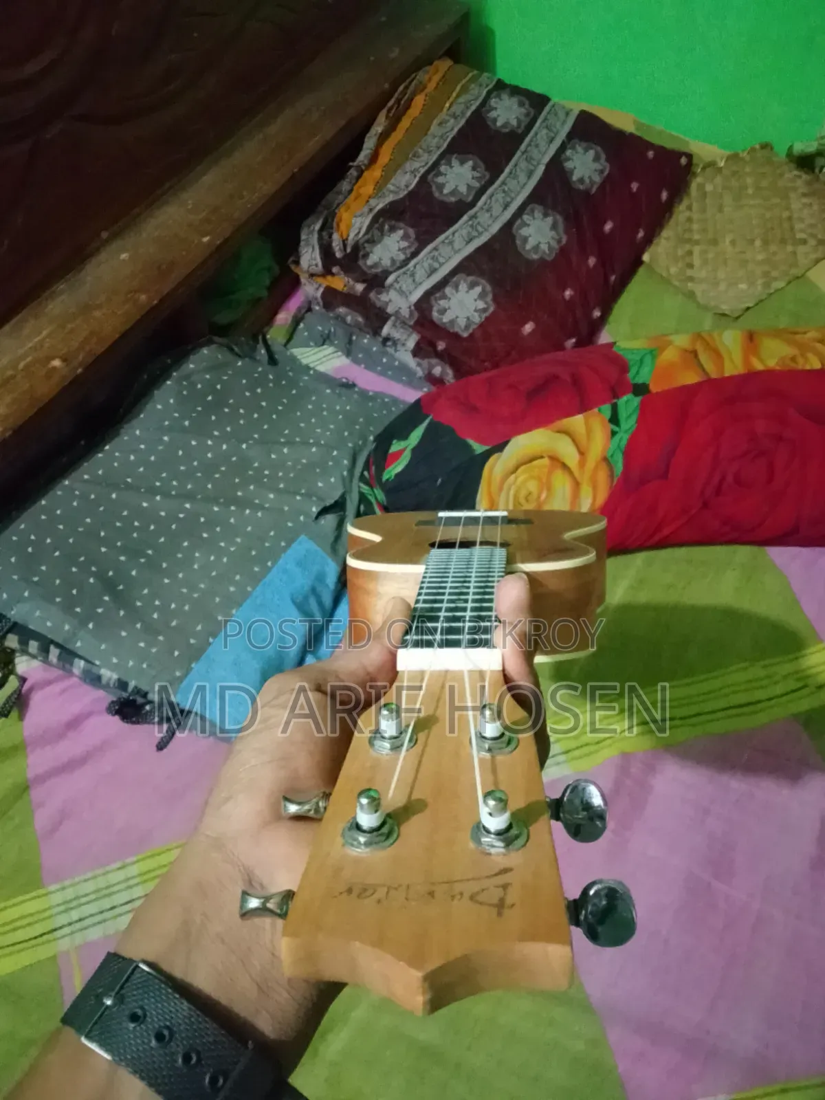 Ukulele. Those who want to take, please come to the inbox