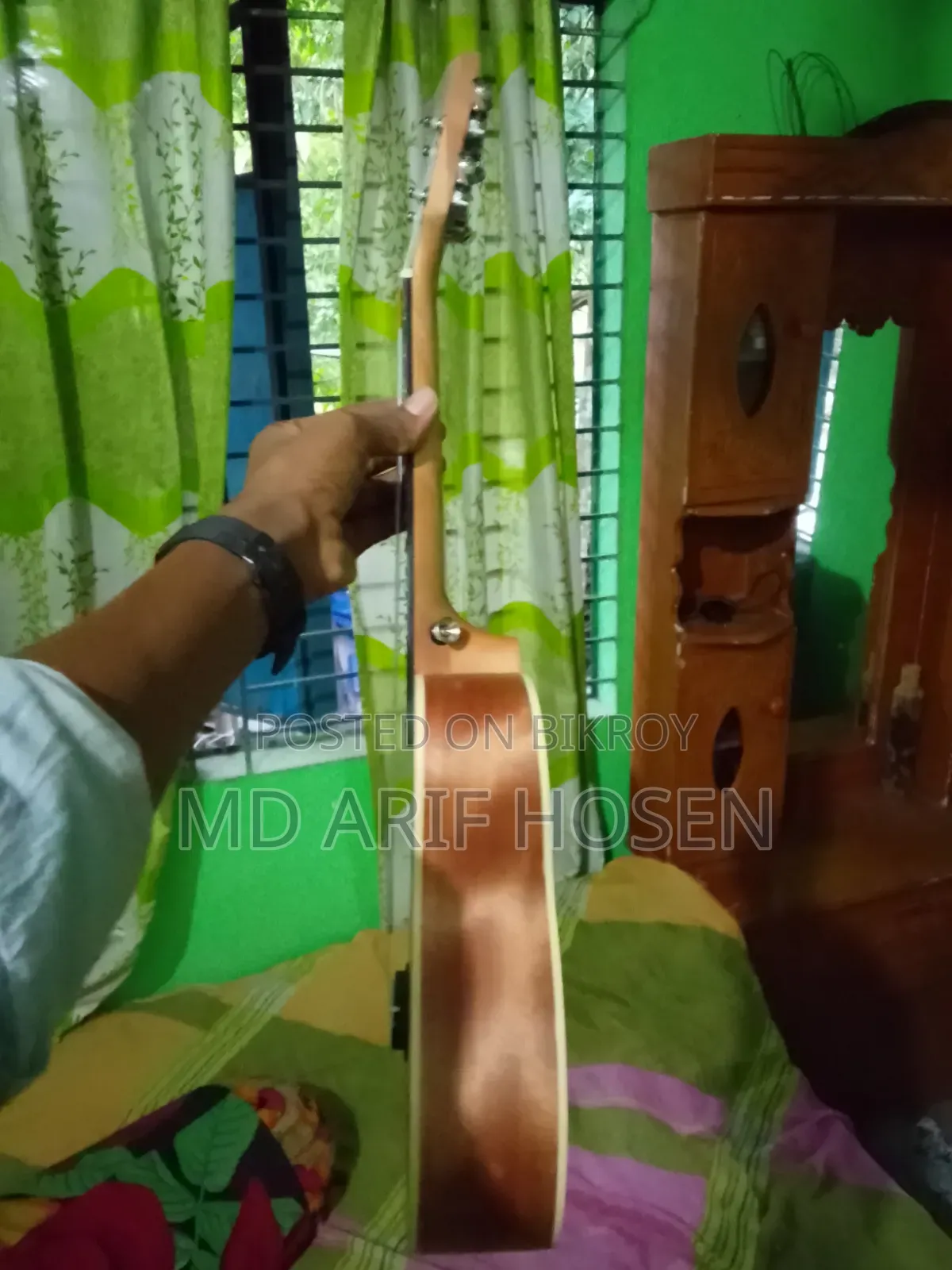 Ukulele. Those who want to take, please come to the inbox