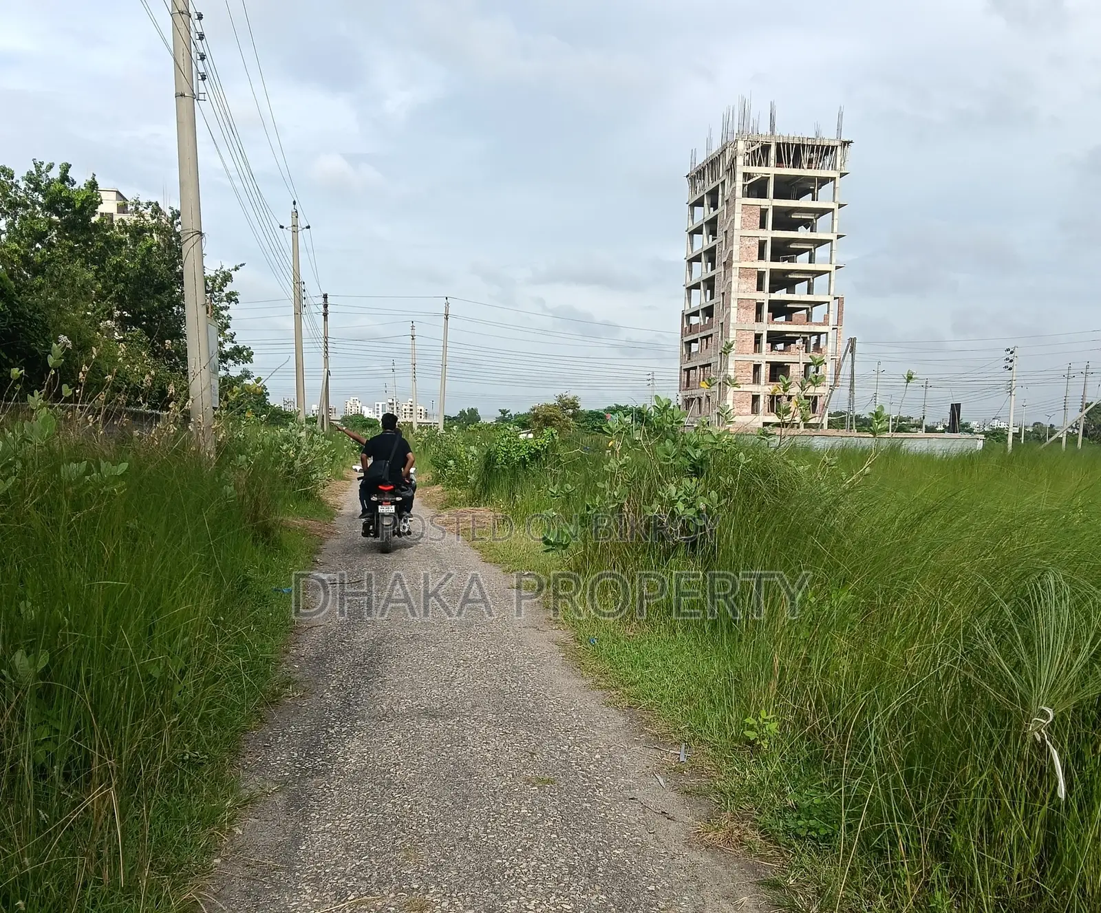 30ft Road 3 Katha Lake East at Sector 17/H1