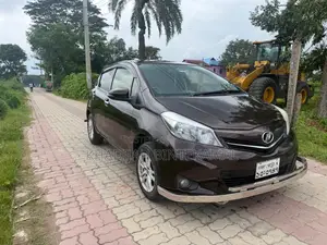 টয়োটা ভিটজ ১.৩ অল-হুইল ড্রাইভ ৫-ডোর ২০১২ ব্রাউন