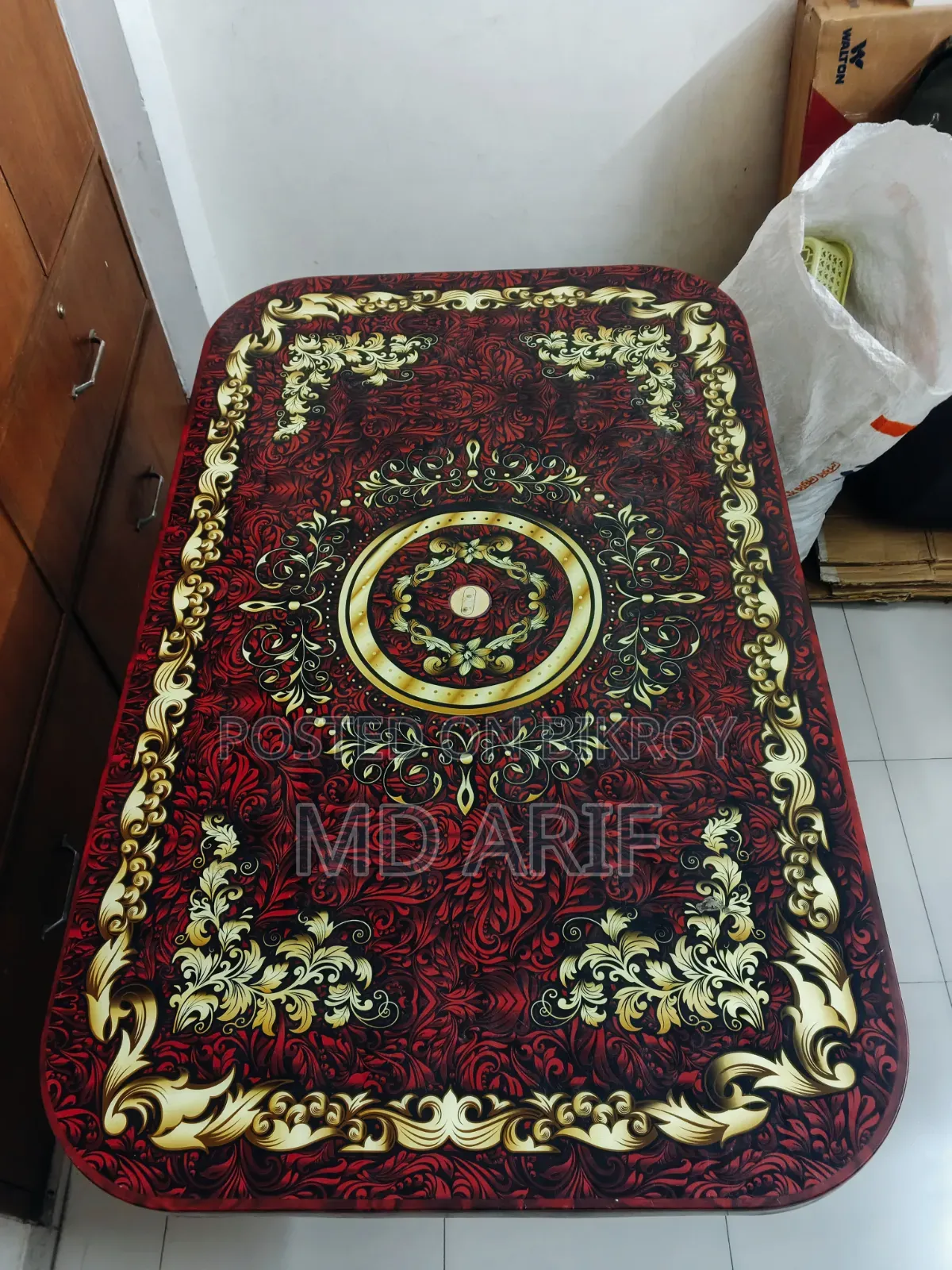 টেবিল, চেয়ার, ডাবল মেট্রেস এবং তোষক