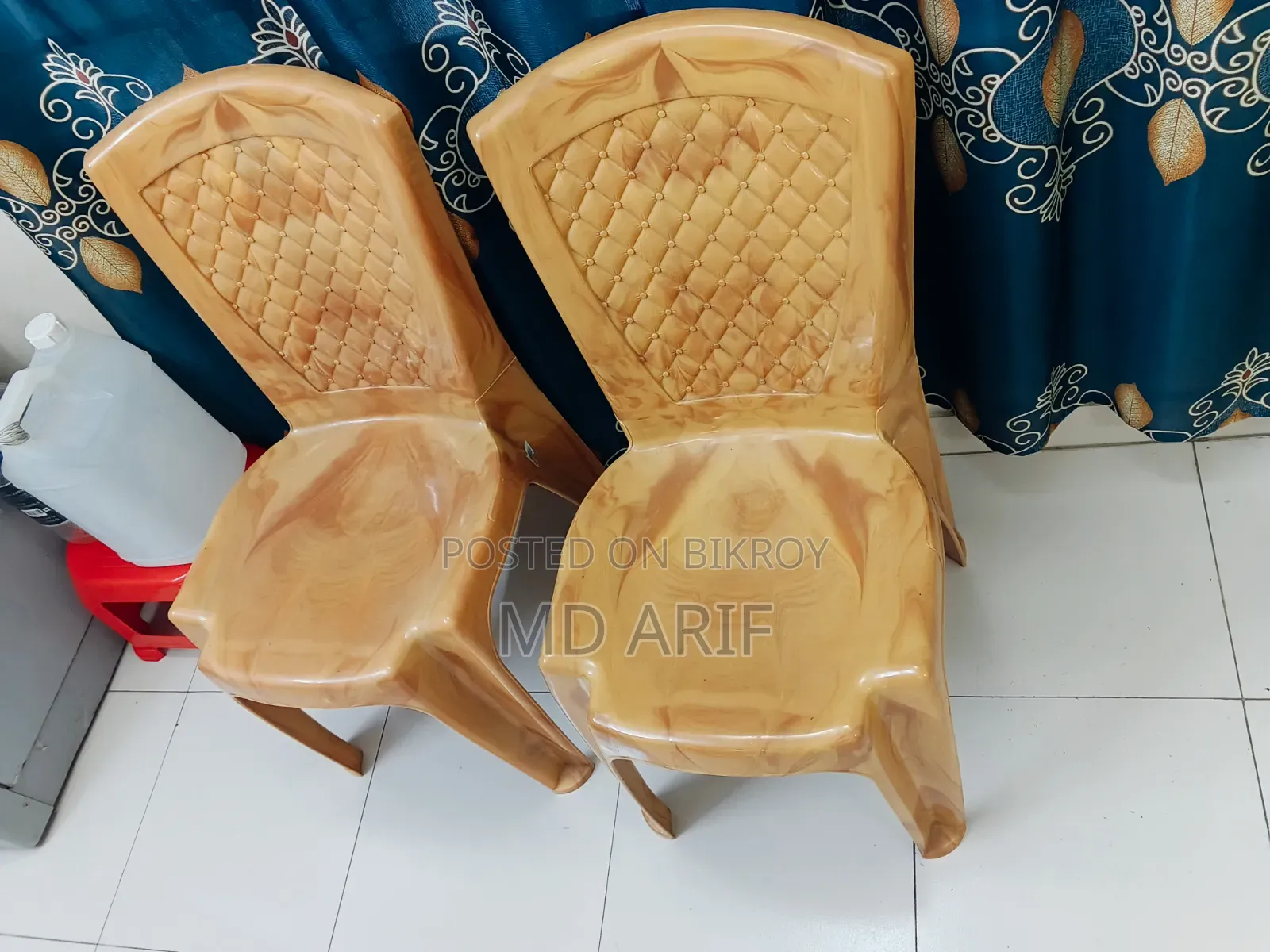 টেবিল, চেয়ার, ডাবল মেট্রেস এবং তোষক