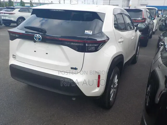 টয়োটা ইয়ারিস ক্রস ২০২১ সাদা