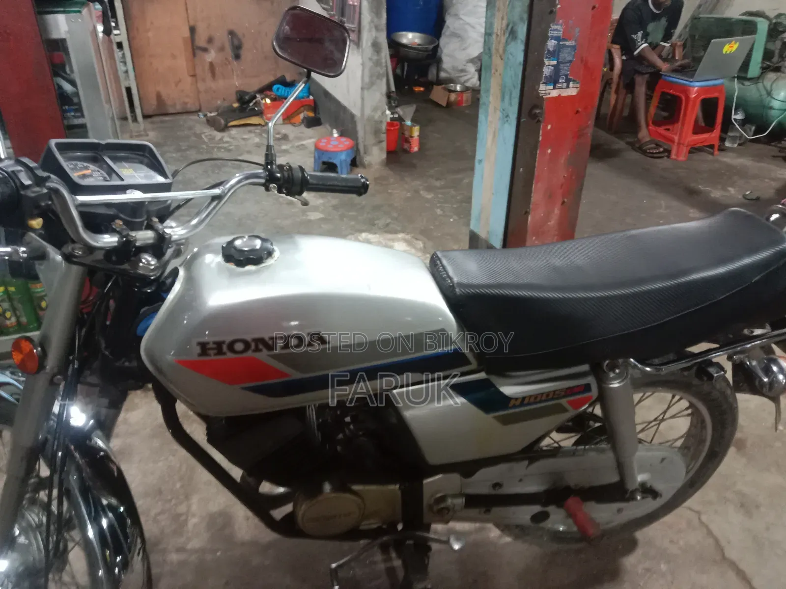 হোন্ডা ১৯৯৮ সাদা