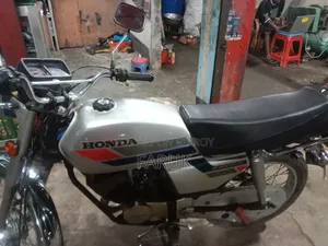 হোন্ডা ১৯৯৮ সাদা