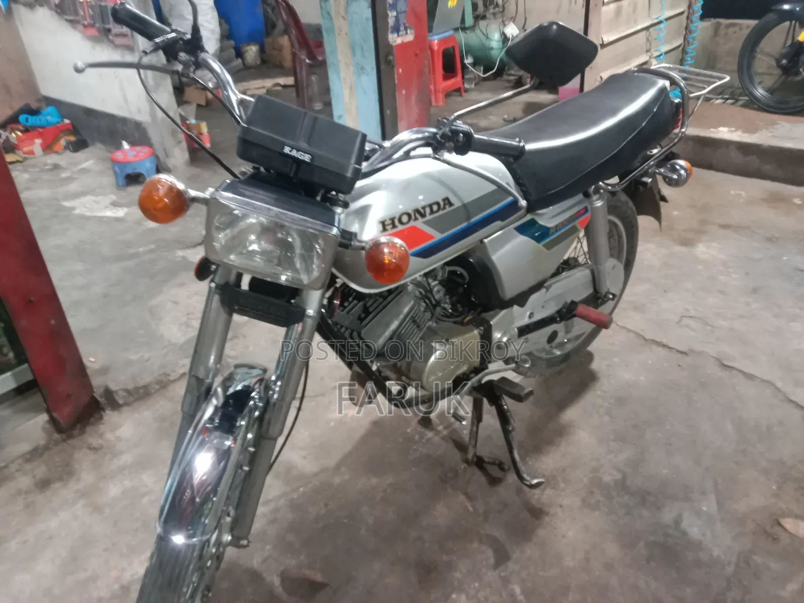 হোন্ডা ১৯৯৮ সাদা
