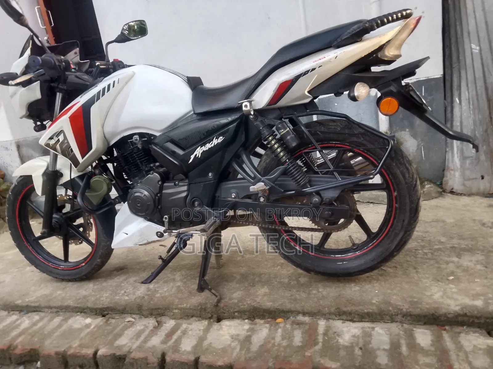 টিভিএস অ্যাপাচে আরটিআর ১৬০ ২ভি ২০১৭ সাদা