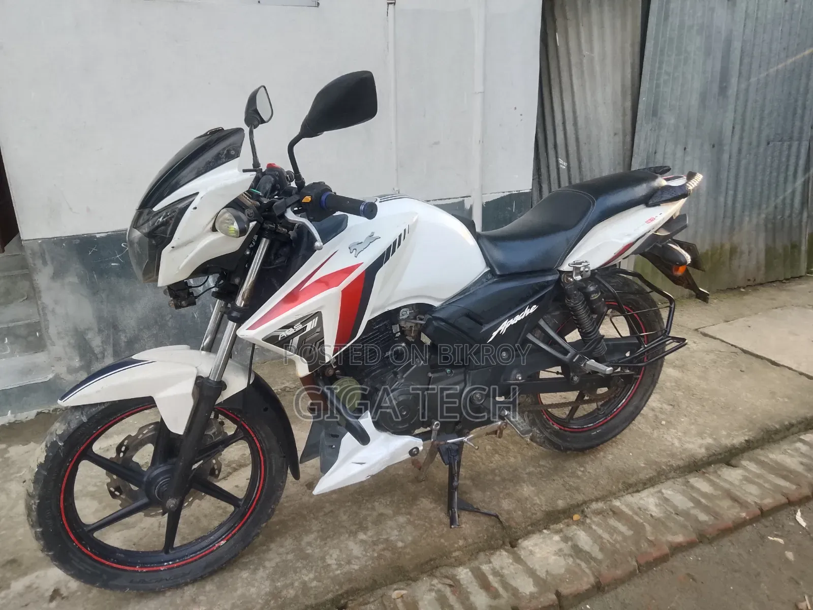 টিভিএস অ্যাপাচে আরটিআর ১৬০ ২ভি ২০১৭ সাদা
