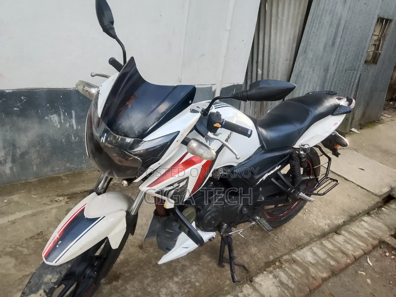 টিভিএস অ্যাপাচে আরটিআর ১৬০ ২ভি ২০১৭ সাদা