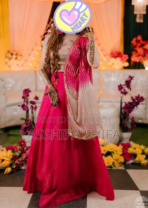 ওড়না সহ গোলাপি ভারতীয় লেহেঙ্গা