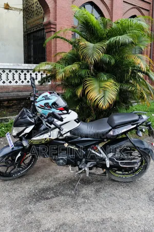 বাজাজ পালসার এনএস ১৬০ ২০১৮ সাদা
