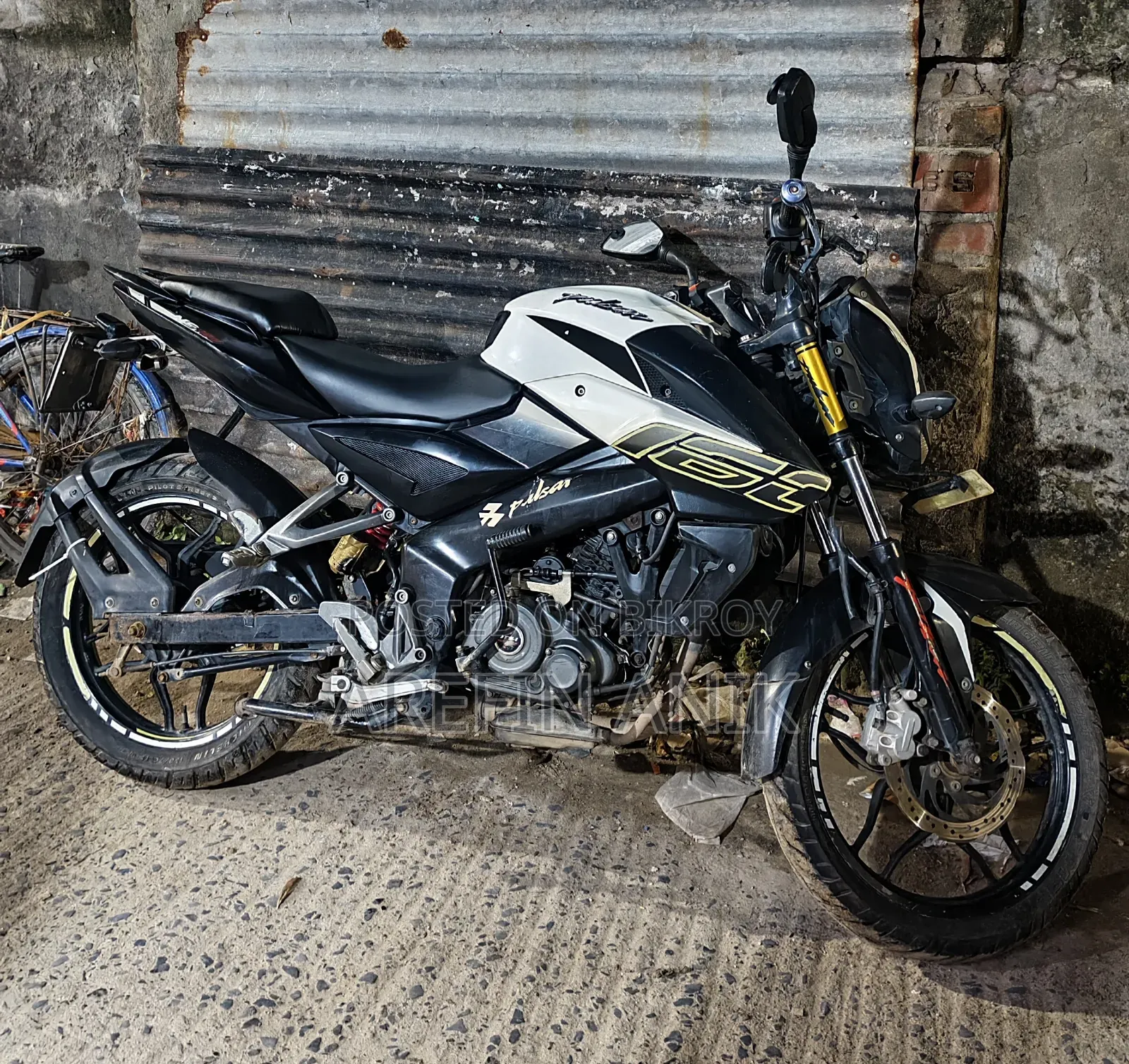 বাজাজ পালসার এনএস ১৬০ ২০১৮ সাদা