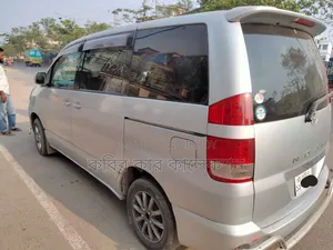 টয়োটা নোয়া ২০০৪ রূপালী