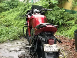 যামাহা ফেজার ভি১ ২০১১ লাল