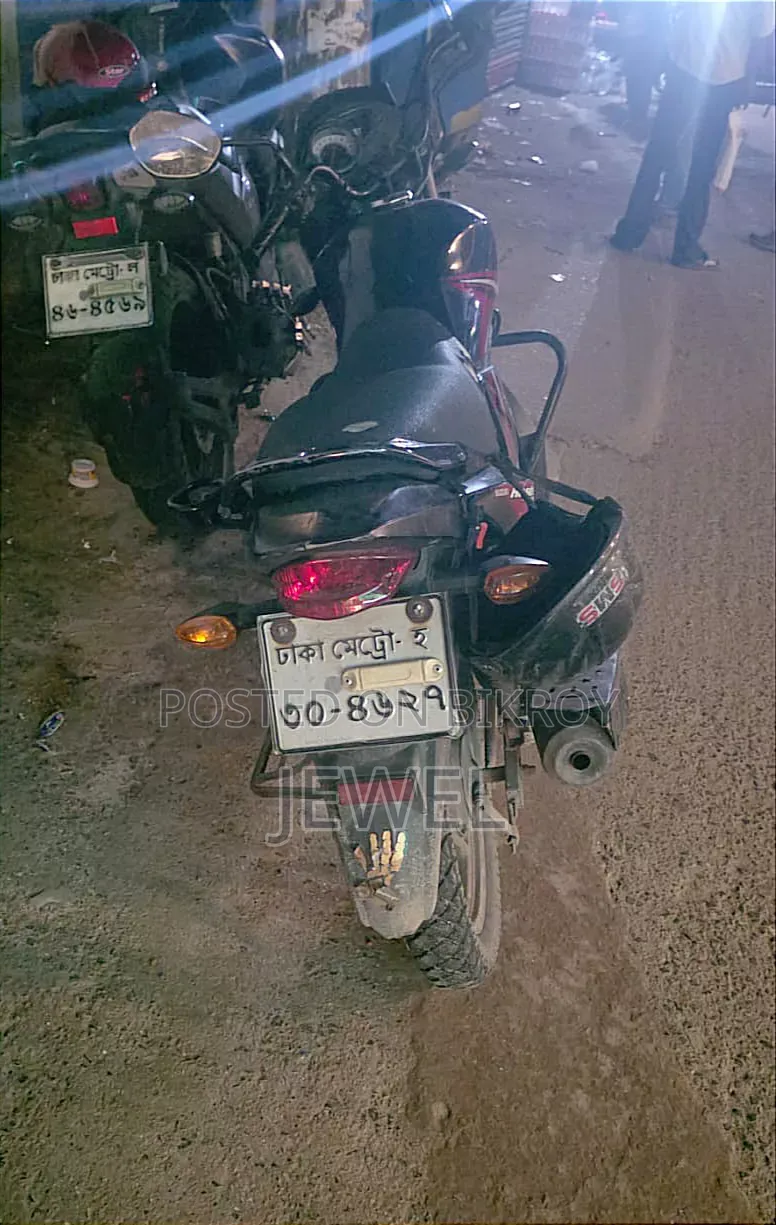 সুজুকি হায়াতে ২০২২ কালো