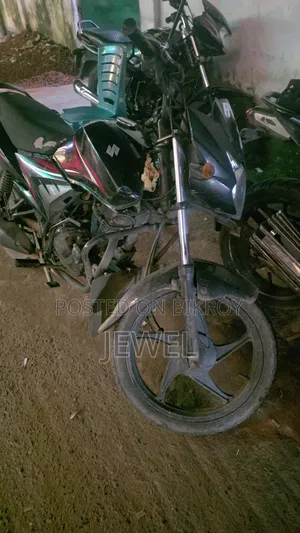 সুজুকি হায়াতে ২০২২ কালো