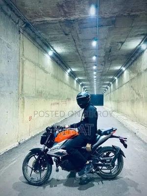 সুজুকি জিক্সার ২০২২ লাল