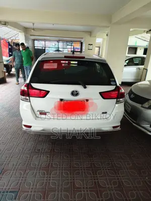 টয়োটা করোল্লা ২০১৮ হোয়াইট