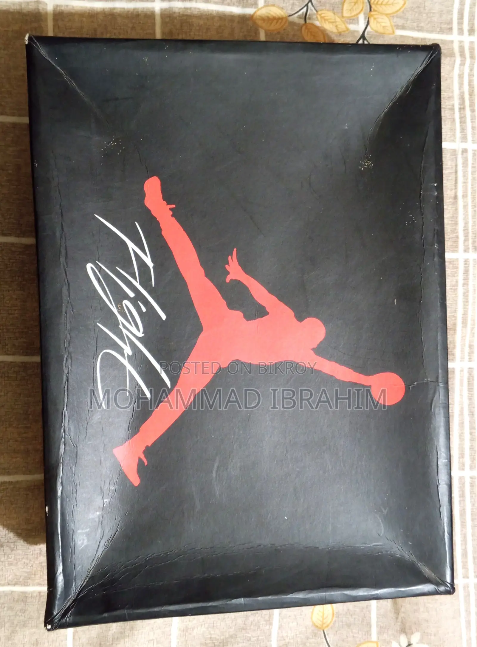 A pair of branded shoes (Air Jordan 4 Retro) will be sold.