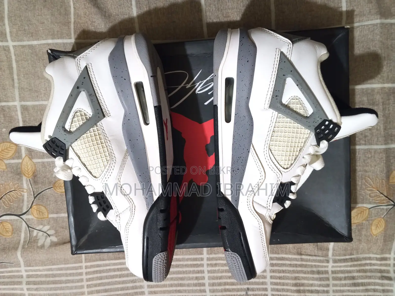 A pair of branded shoes (Air Jordan 4 Retro) will be sold.