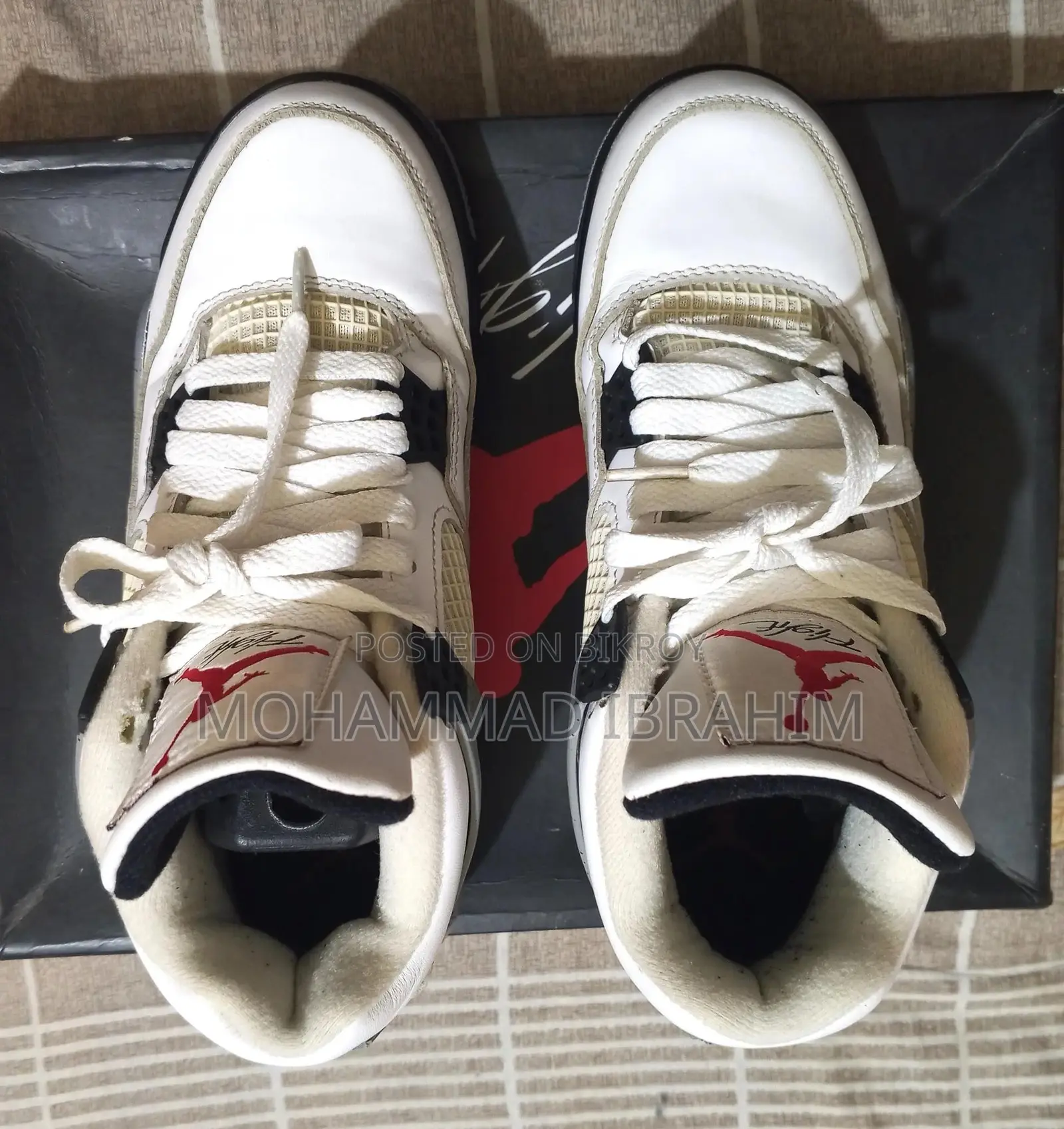 A pair of branded shoes (Air Jordan 4 Retro) will be sold.