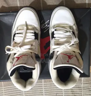 এক জোড়া ব্র্যান্ডেড সু জুতা (Air Jordan 4 Retro) বিক্রি করা হবে।