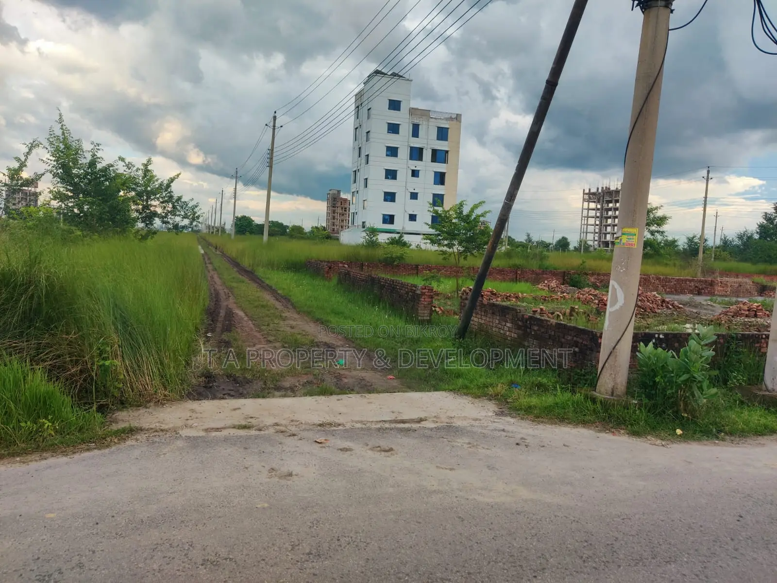 ৬০ ফুট রাস্তার উপর ৫ কাঠার উত্তরমুখী জমি বিক্রি