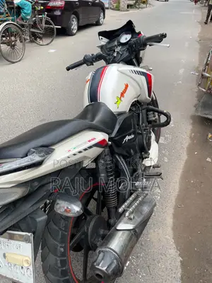 টিভিএস আপাচে আরটিআর ১৬০ টুভি ২০১৮ সাদা