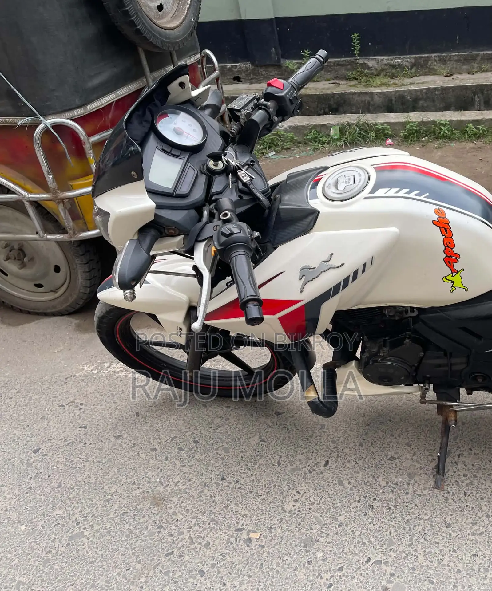 টিভিএস আপাচে আরটিআর ১৬০ টুভি ২০১৮ সাদা