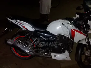 টিভিএস আপাচে আরটিআর ১৬০ ২ভি ২০১৮ হোয়াইট