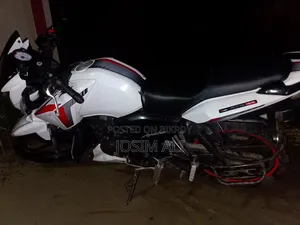 টিভিএস আপাচে আরটিআর ১৬০ ২ভি ২০১৮ হোয়াইট