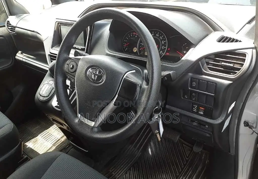 Toyota Noah 2.0 FWD (8 Seater) 2021 Silver