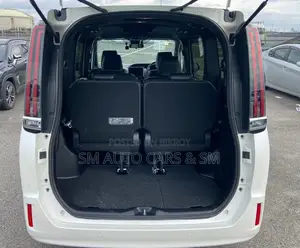 টয়োটা এসকুইয়ার ১.৮ ফ্রন্ট-হুইল ড্রাইভ হাইব্রিড (৭ সিটার) ২০২০ পার্ল