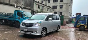 Toyota Noah 2010 Silver