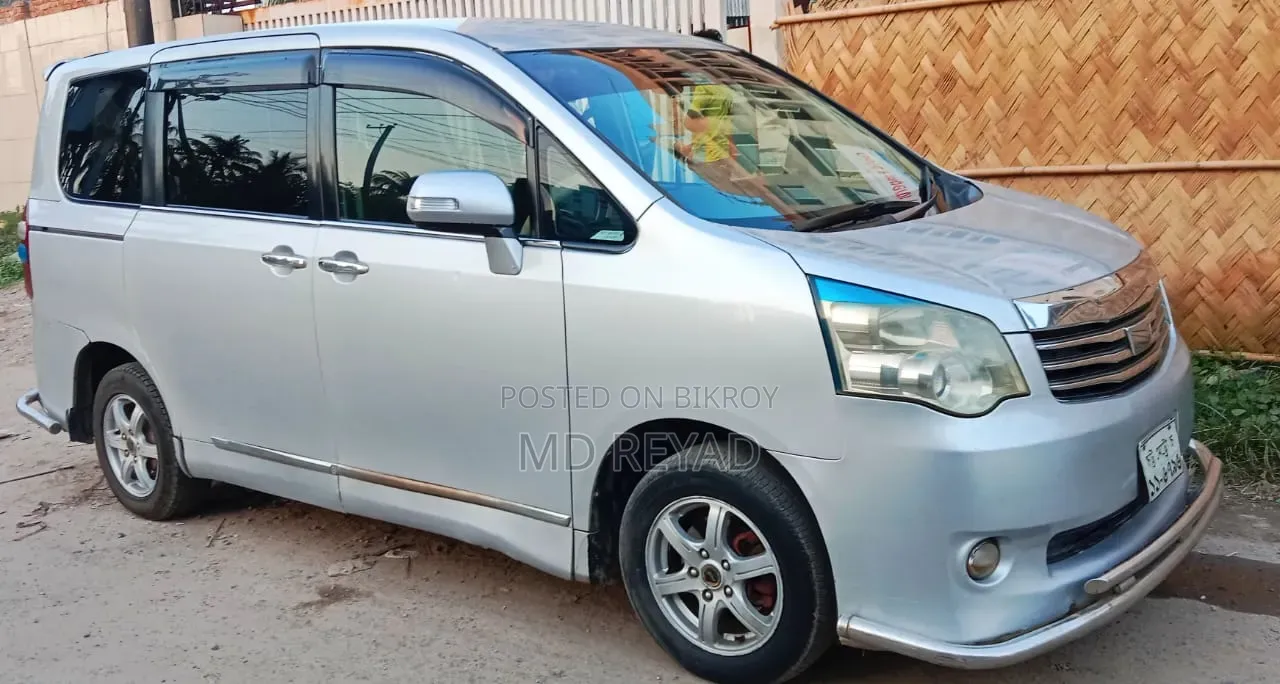 Toyota Noah 2010 Silver