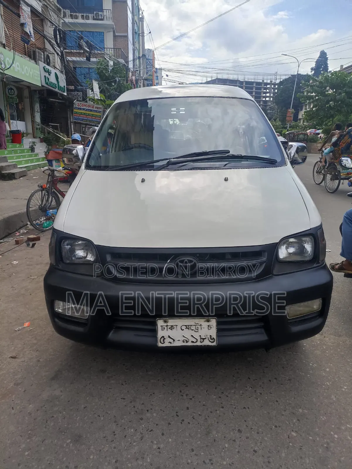 টয়োটা নোয়া ২০০৩ সাদা