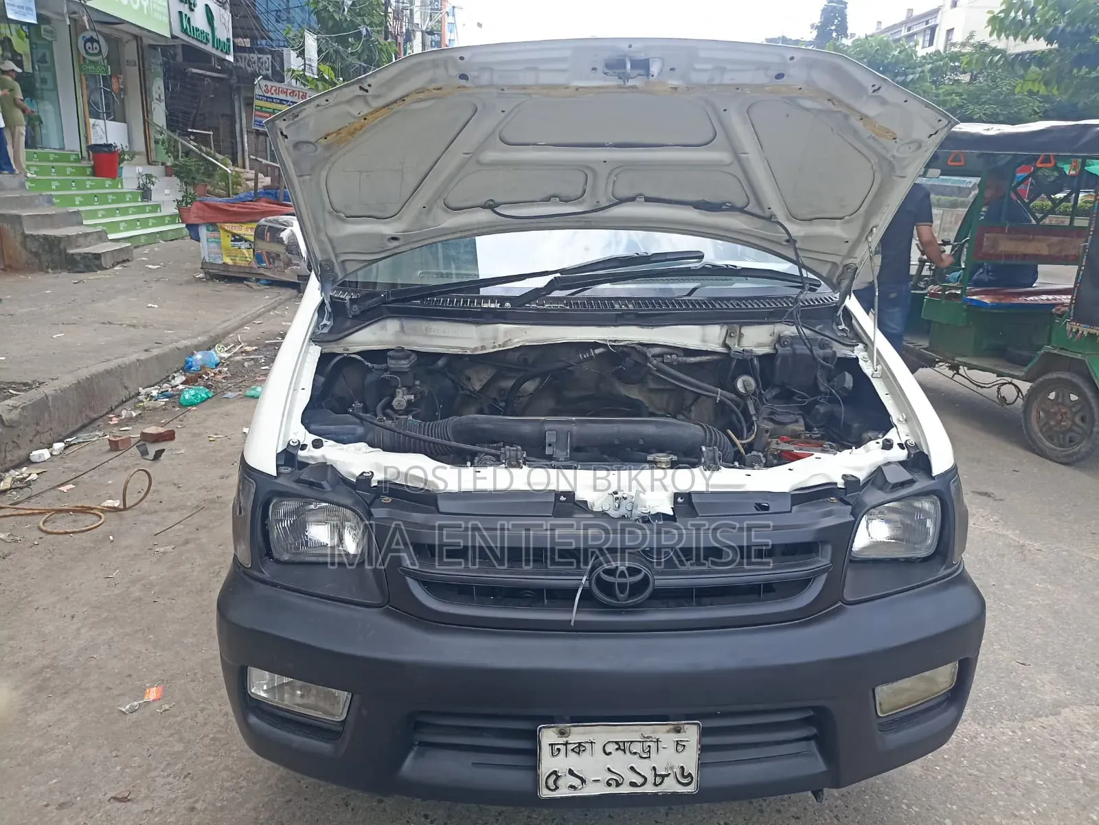 টয়োটা নোয়া ২০০৩ সাদা